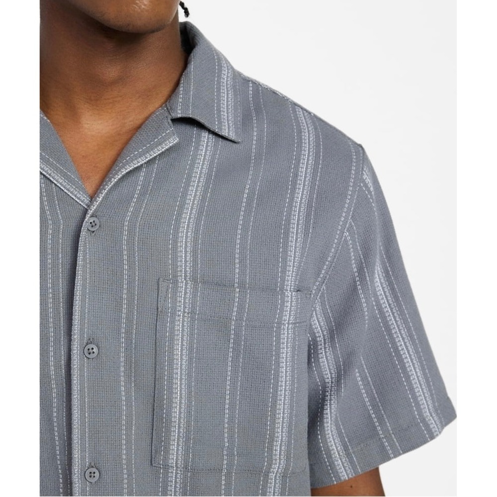 NWT No Boundaries Men Medium Textured Grey Striped Short Sleeve Camp Button Down
